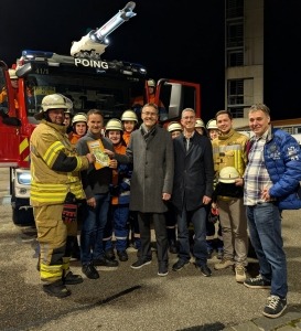 Spendenübergabe an Jugendfeuerwehr. Erste Reihe v. l.: Michael Hollerith, Johannes Mittermeier, Andreas Lang, Matthias Andres, Marcus Neubert und Robert Petermeier