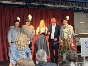 Stolze Kulturpreisträger 2025 (v.l.n.r.): Bernhard Finauer, Hans-Peter Obermaier, Christiane Reisinger und Christian Falterer. 2.v.r.: Bürgermeister Thomas Stark